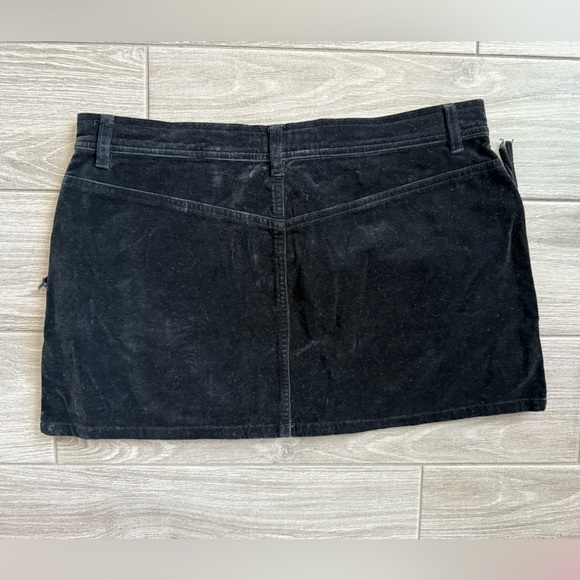 Guess Jeans|Vintage y2k black micro mini skirt in velvet corduroy fabric•••30 - Picture 4 of 10